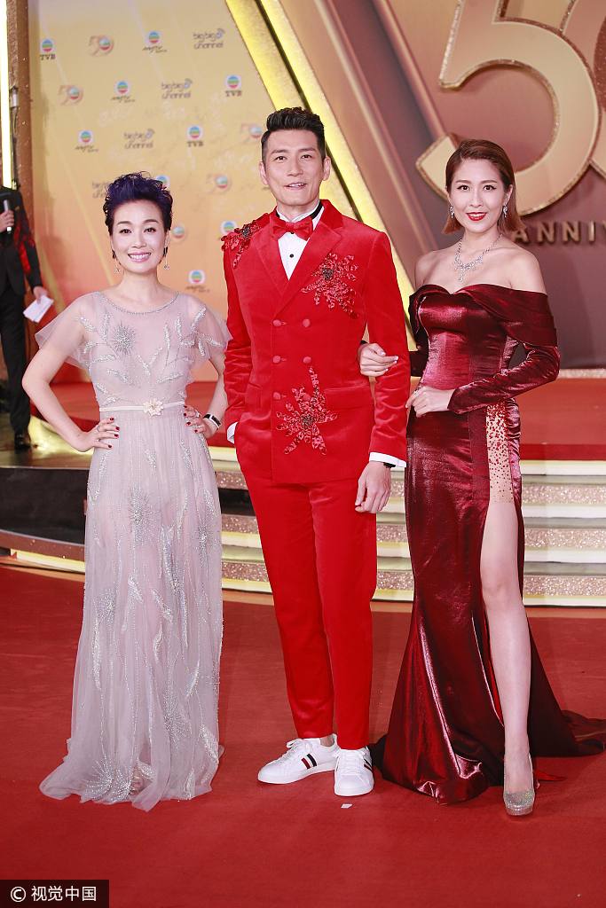 tvb万千星辉贺台庆晚会 陈敏之高开衩红裙秀美腿