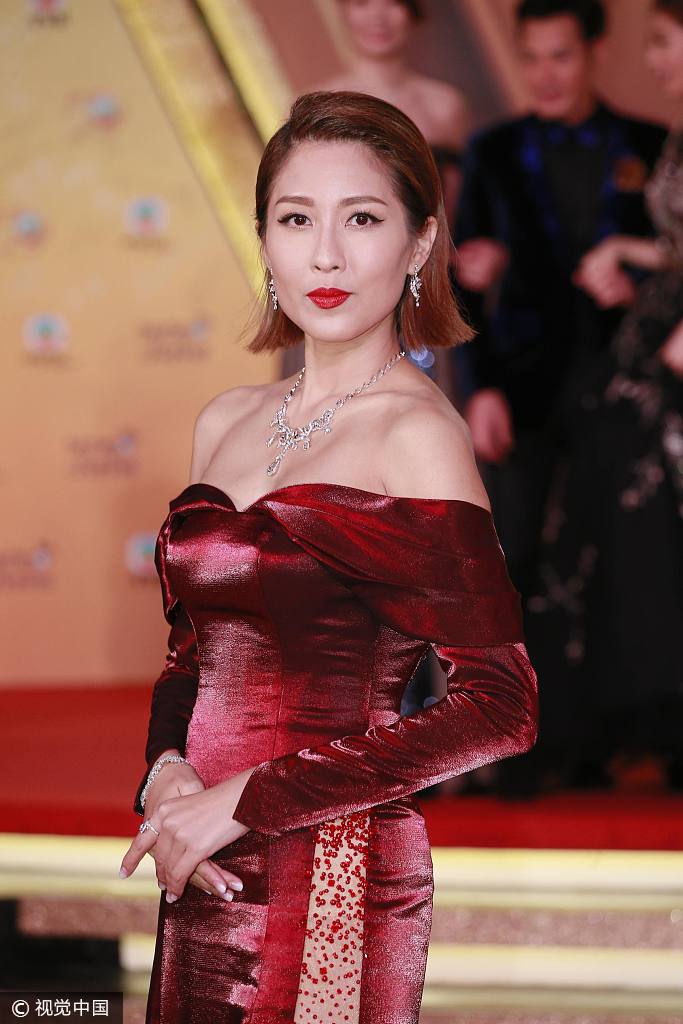 陈敏之身穿红色露肩礼服.