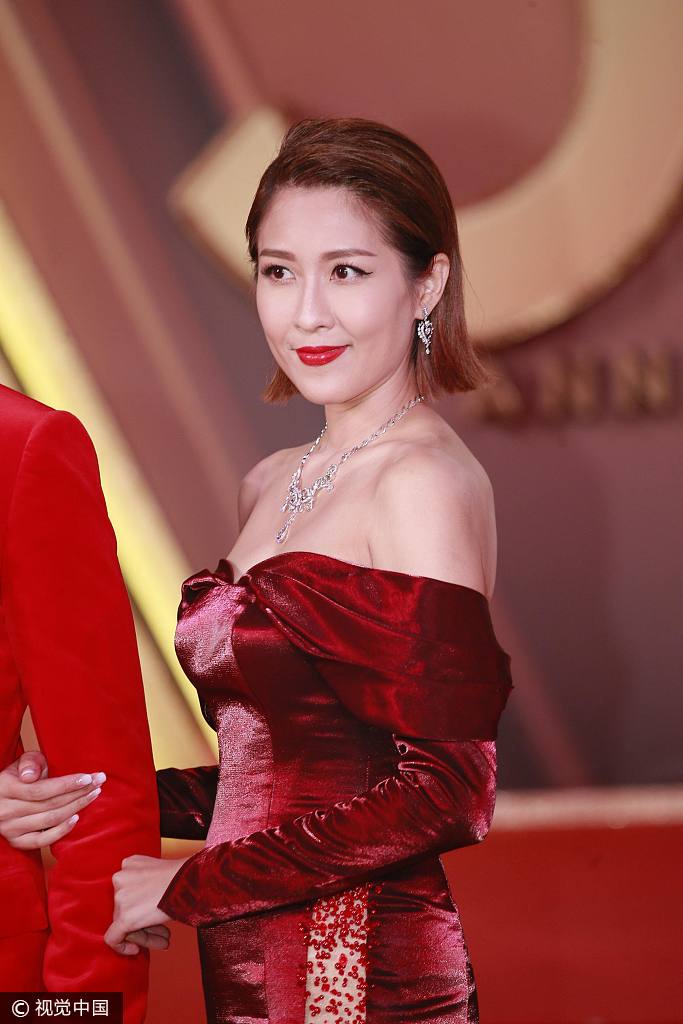 tvb万千星辉贺台庆晚会陈敏之高开衩红裙秀美腿