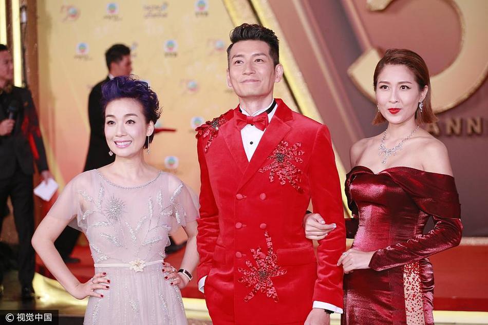 tvb万千星辉贺台庆晚会 陈敏之高开衩红裙秀美腿