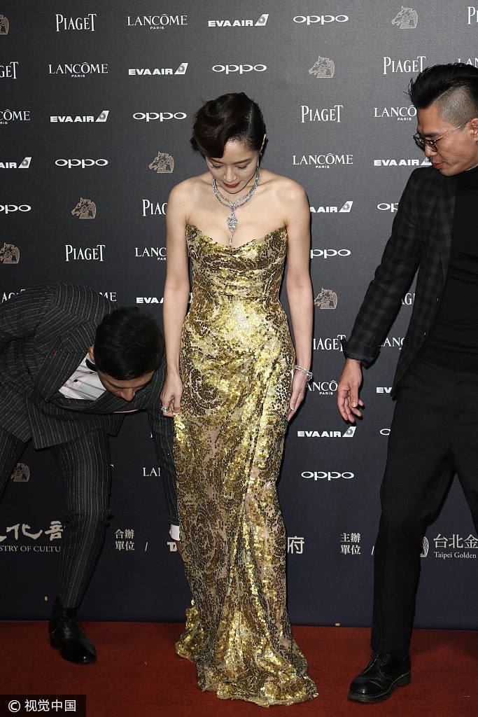 第54届台湾电影金马奖红毯 尹馨金裙霸气性感秀美胸
