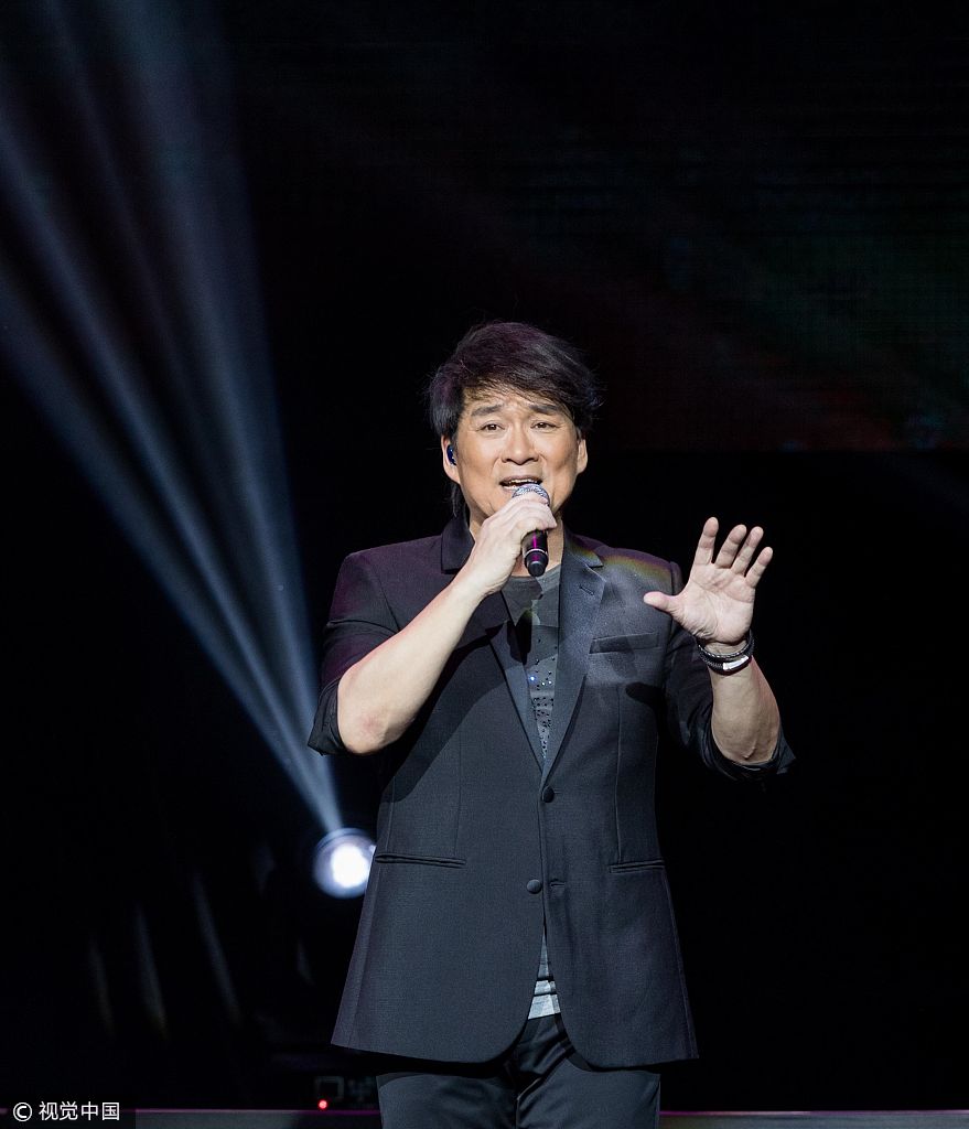 厉害了!57岁天王周华健赌城开唱 秒变表情包萌力十足