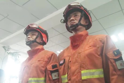 木里火灾幸存消防员讲述生死时刻 大家只有拼命奔跑