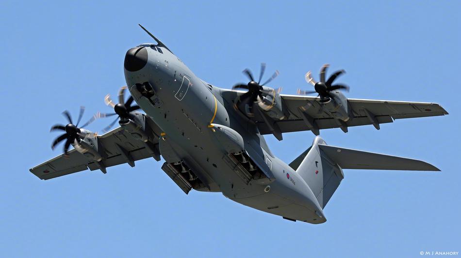 直布罗陀海峡的英军a400m:欧洲军用运输机_高清图集_新浪网