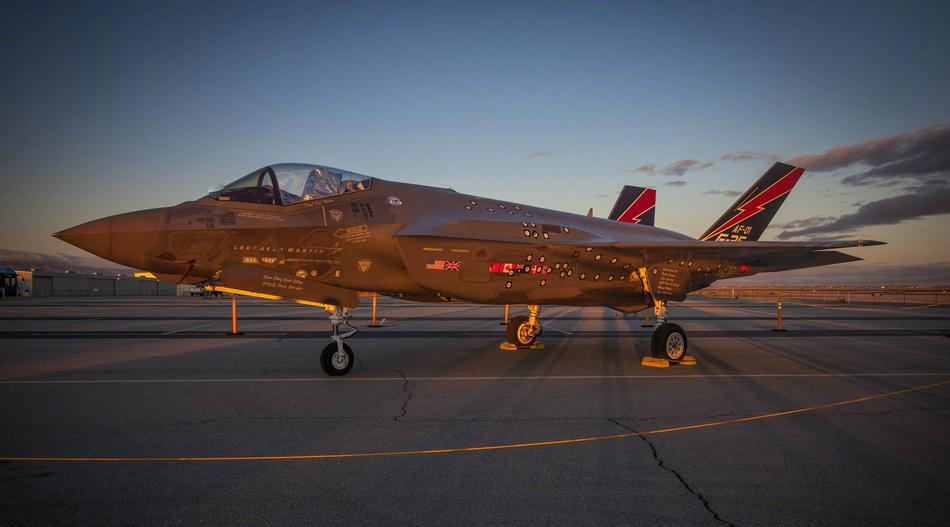 f35战机帅气美照:但是氧气装置老出故障_高清图集_新浪网