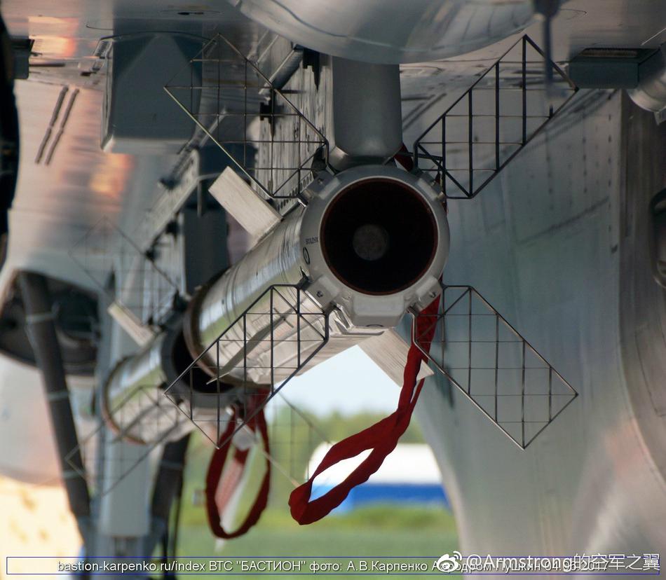 幸福的毛子航展:近距离接触苏35机腹导弹