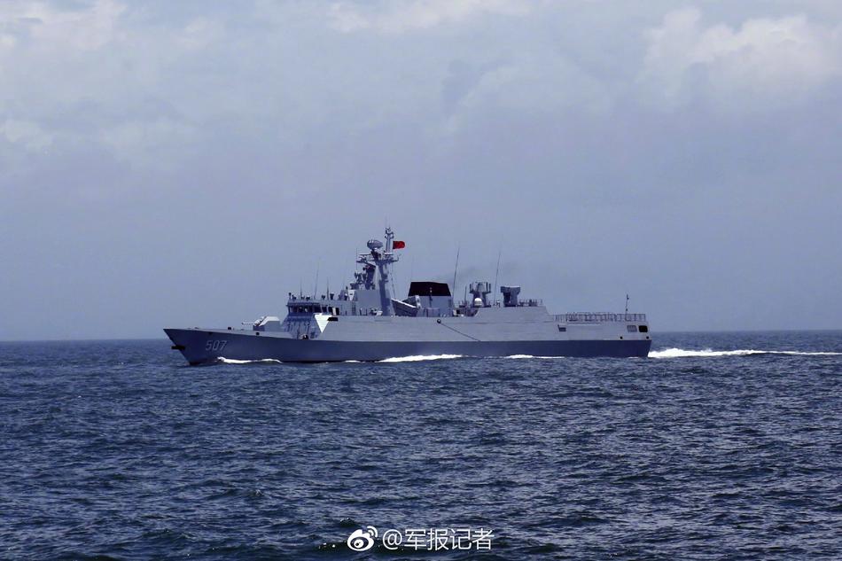 东海舰队某护卫舰支队进行海上实战化训练