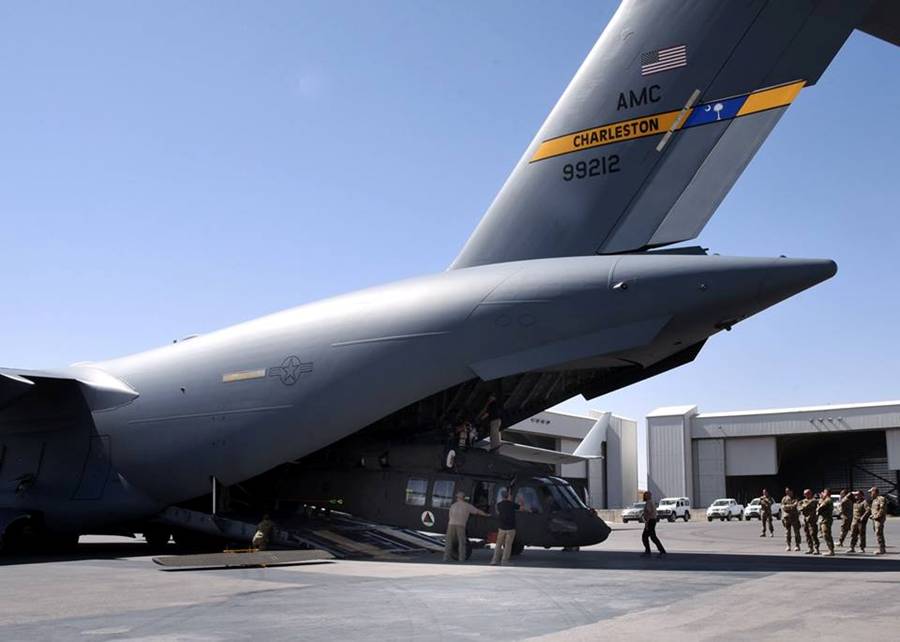 终于有新机!美军派c17运黑鹰直升机给阿富汗