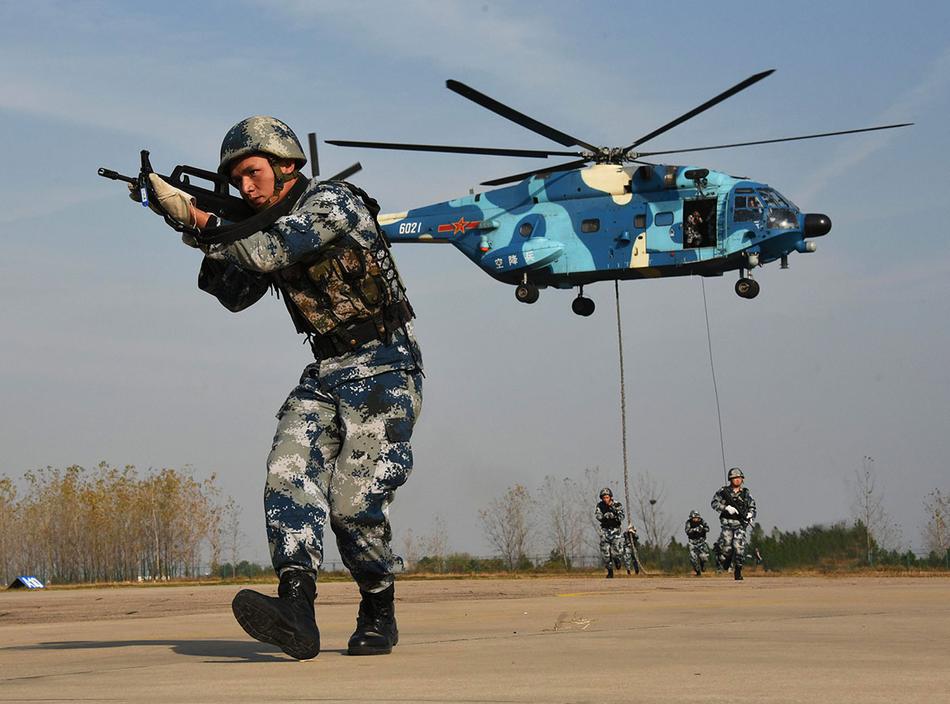 空中突击师!解放军空降兵训练直升机快速索降