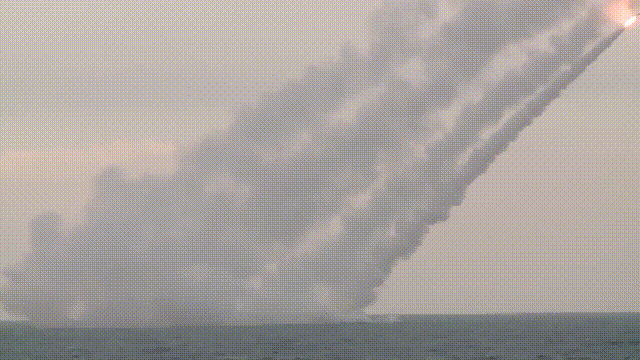 棒打IS！动图展示俄潜艇连射巡航导弹命中目标