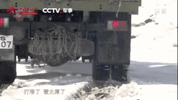 驻守中印边界前线！我军边防军人咬口雪球下咽