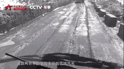 驻守中印边界前线！我军边防军人咬口雪球下咽