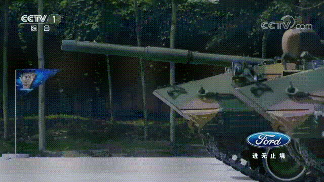 军陆军装甲兵学院教练团上士李东驾驶96a型坦克完成三辆坦克连续漂移