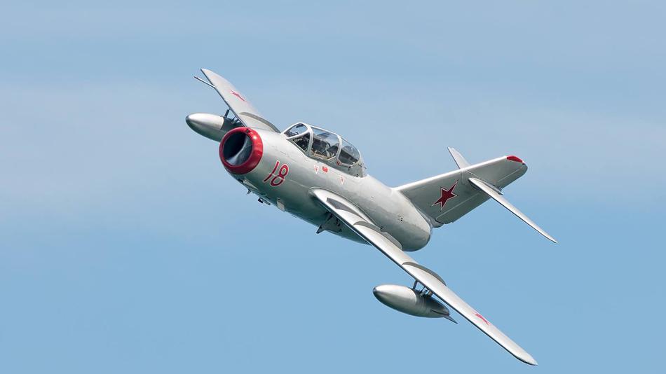 一直服役到21世纪第一代喷气战机米格15空中美图