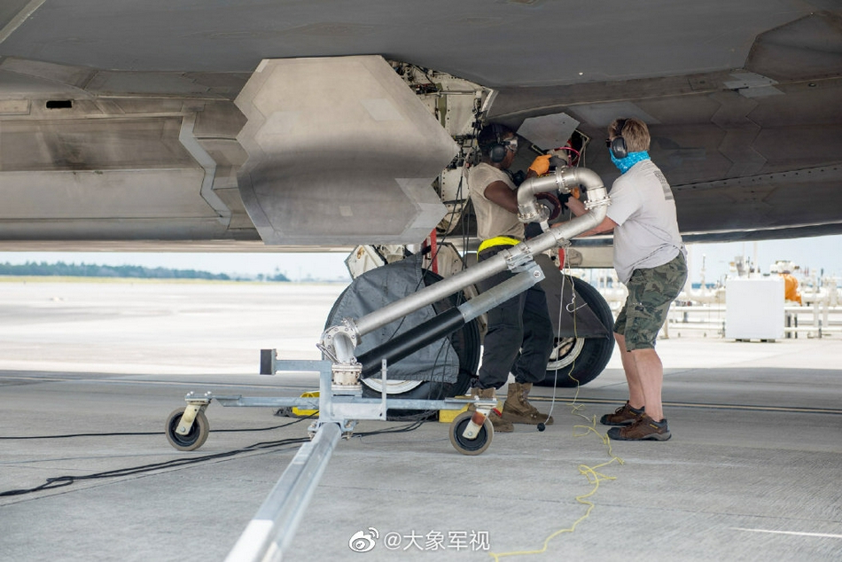 f22战斗机在地面采用机背加油方式10新浪军事乌克兰独立日空中阅兵:出