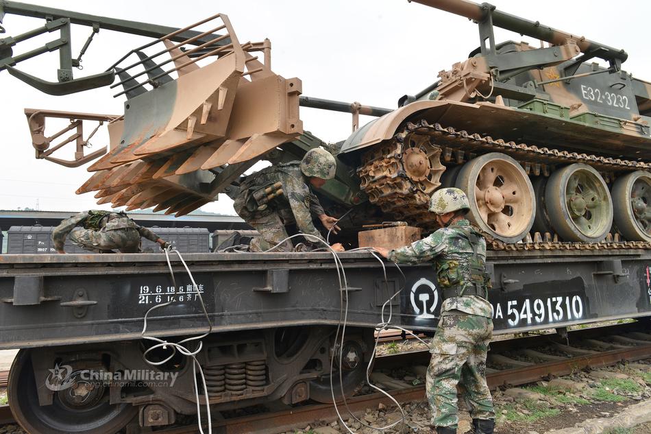 铁甲洪流远征!我陆军某部列车运输装甲部队远程机动
