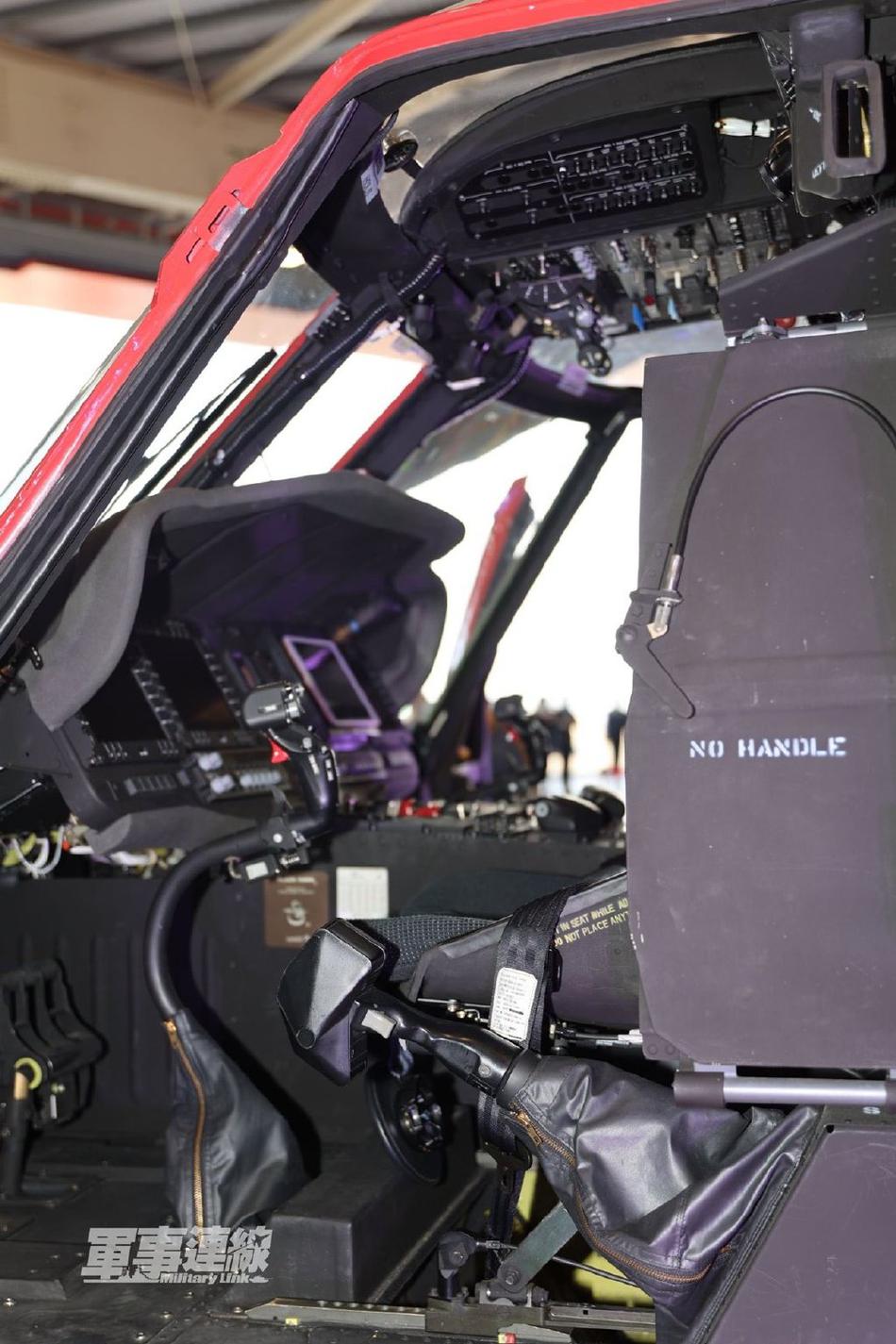 比不上直20:实拍台军接收的最新黑鹰直升机