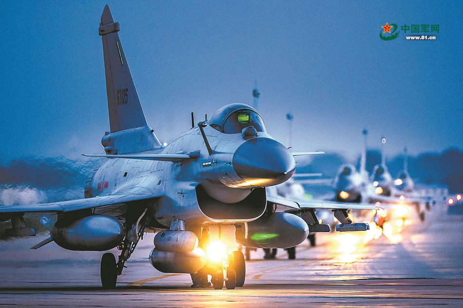 中国空军的"大象漫步"!歼10c机群进行夜间. 来自zjf0428 - 微博