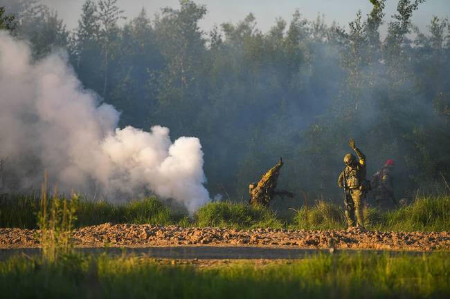 竞赛中,分为蓝色和黄色两队,大家在类似真实的战场上展开"厮杀