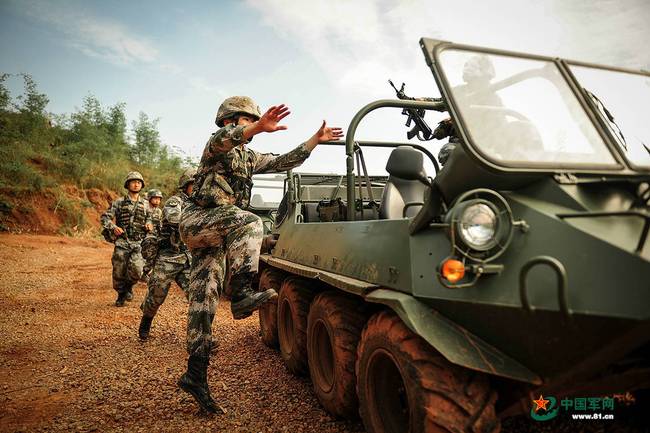 演绎绝岭雄风!我陆军山地轻型合成旅摸索新战术