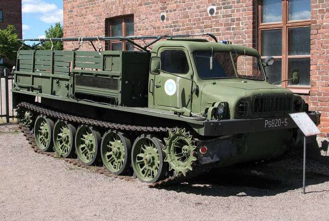 猜你喜欢 6 / 23 К-61两栖运输车(下图),二者使用了相同的履带和负重