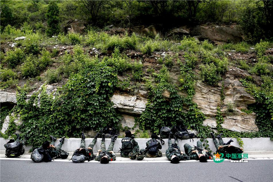 谁说女儿不如男!我猎鹰突击队女兵徒步穿越"死亡谷"