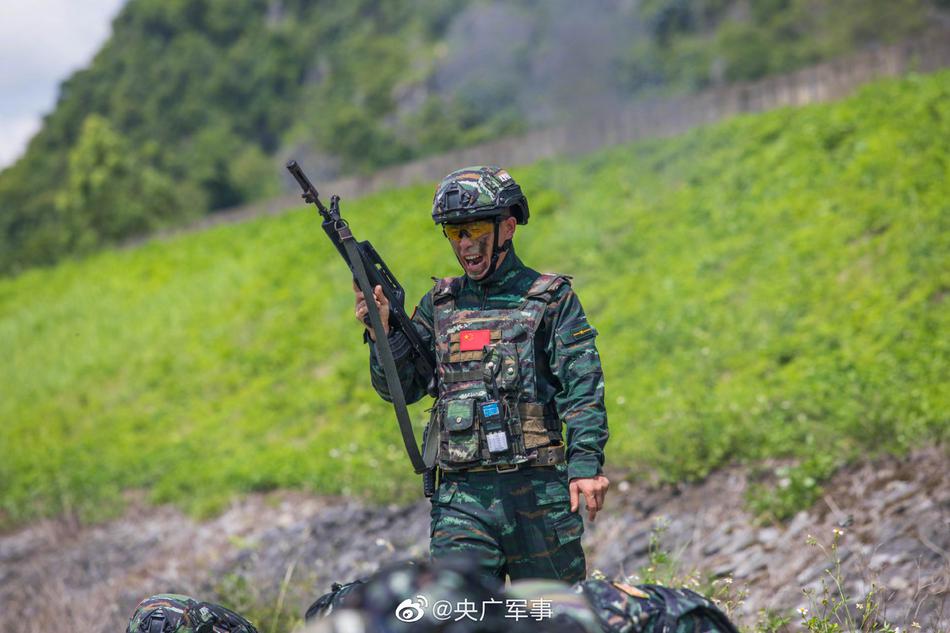 利刃出击直击广西武警特战队员野外实战化训练