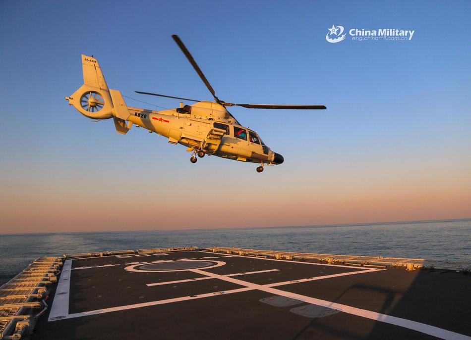 喷出绚丽火焰!海军张家口号护卫舰在黄海主炮开火