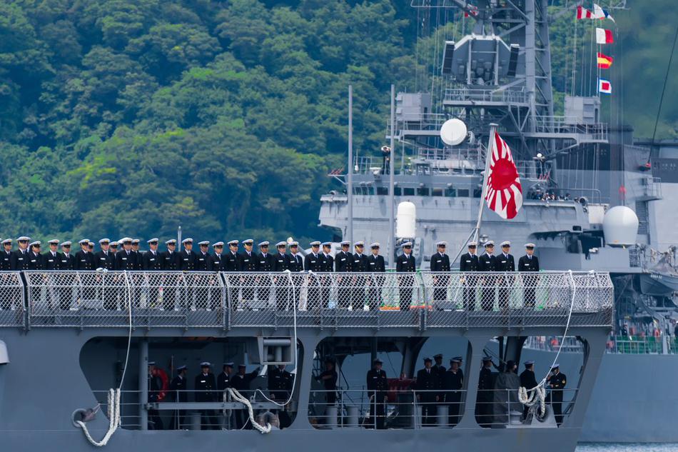 图片显示,日本海上自卫队的鹿岛号训练舰和卷波号驱逐舰抵达横须贺港