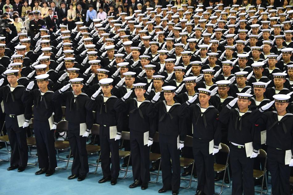 从4月6日-10日,日本海上自卫队多个教育队先后进行了入队仪式,一些