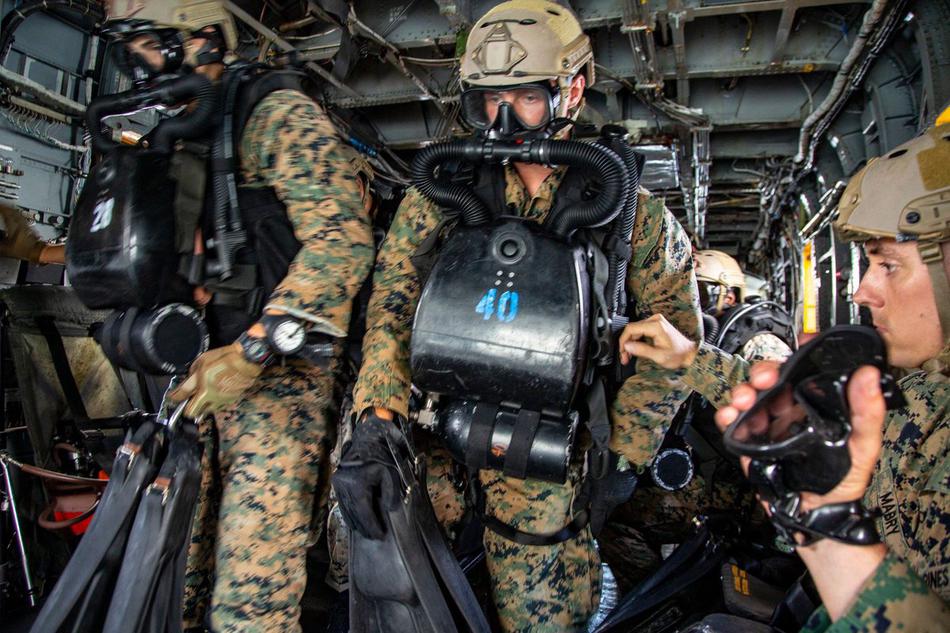 美荷海军陆战队联合训练 胸前挂巨大潜水装备