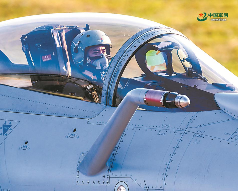 中国空军的"大象漫步"!歼10c机群进行夜间空战训练