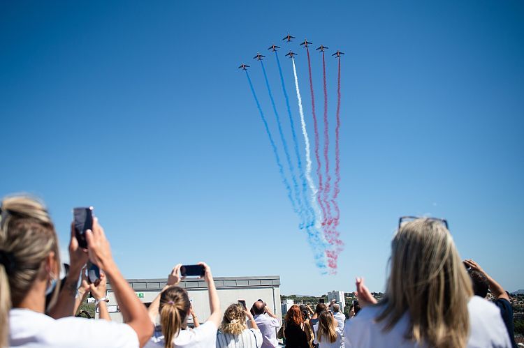 向医护人员致敬!法国空军表演队飞越多地上空