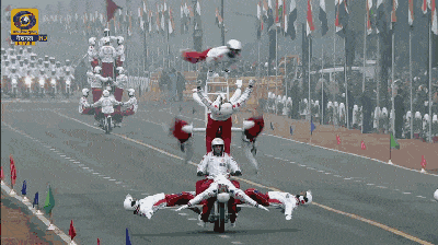 印度阅兵摩托车挑战高难度动作