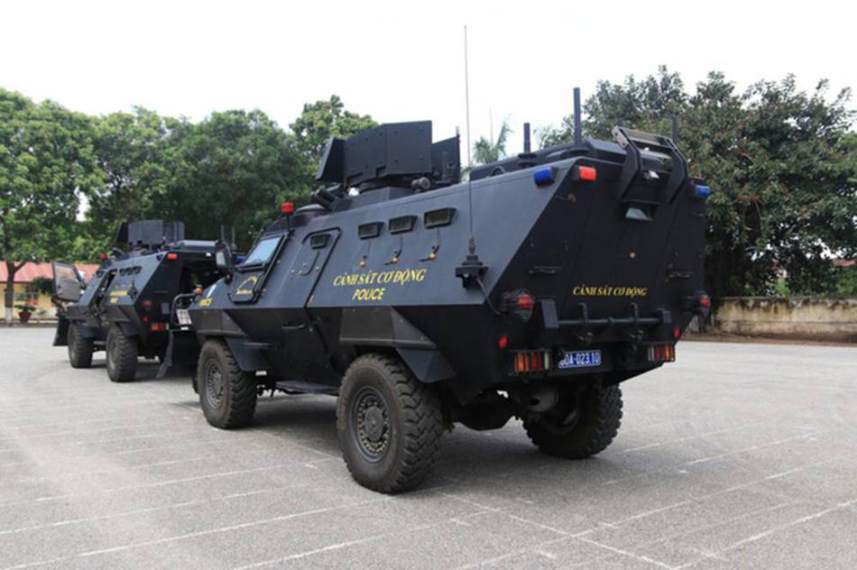 越南特警装甲车鱼龙混杂 车牌很有中国特色