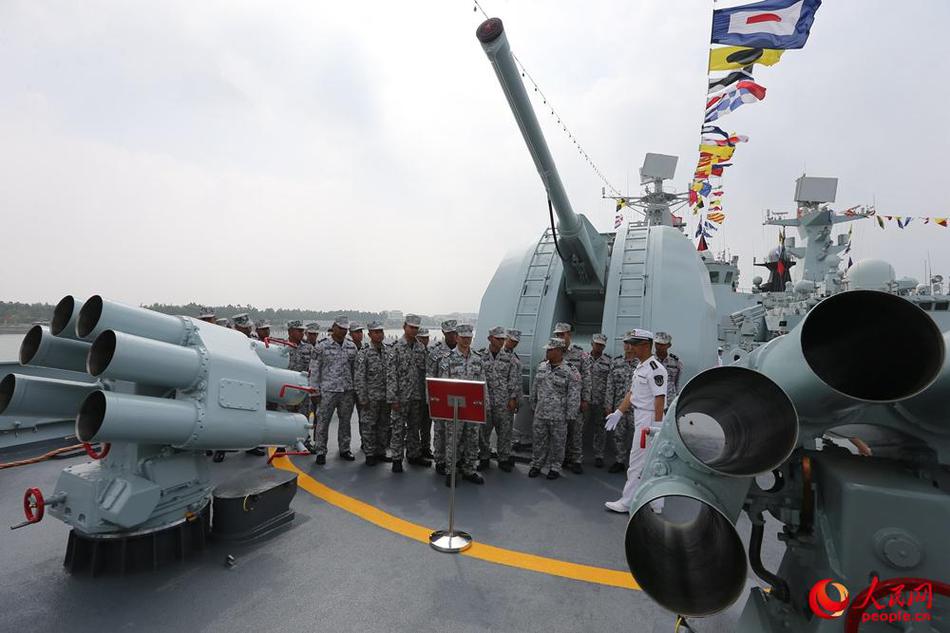 看看谁的舰更好!中国海军登上新加坡隐身护卫舰参观