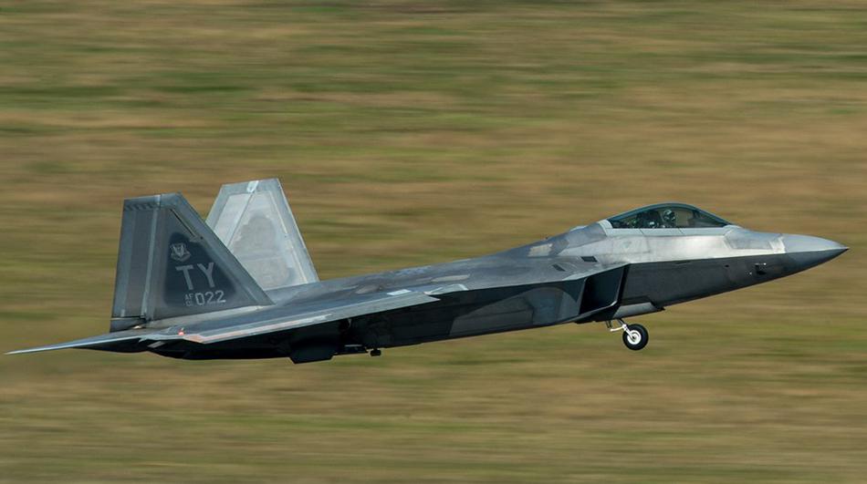 孤独的幸存者美空军一批f22挺过台风转场其他机场