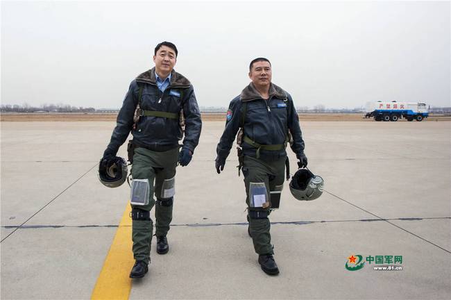 驻守机场的海航部队炮兵保卫"飞豹"战机平安起降