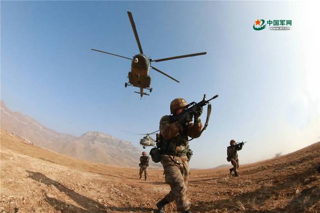 解放军空中突击旅官兵机降后开全地形车发起突击