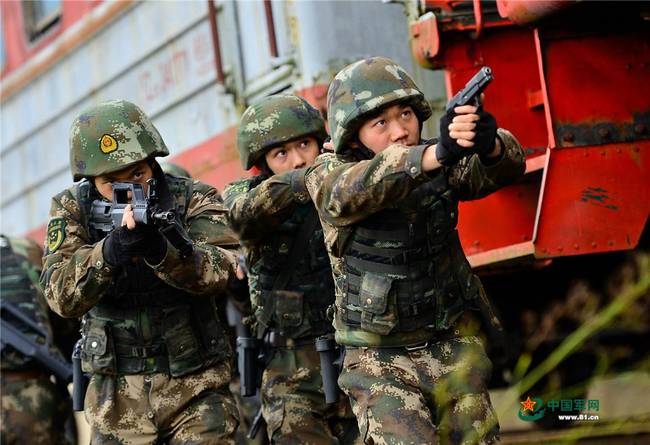 武警特战队员持92改进型手枪速射 腰间配快拔弹匣套