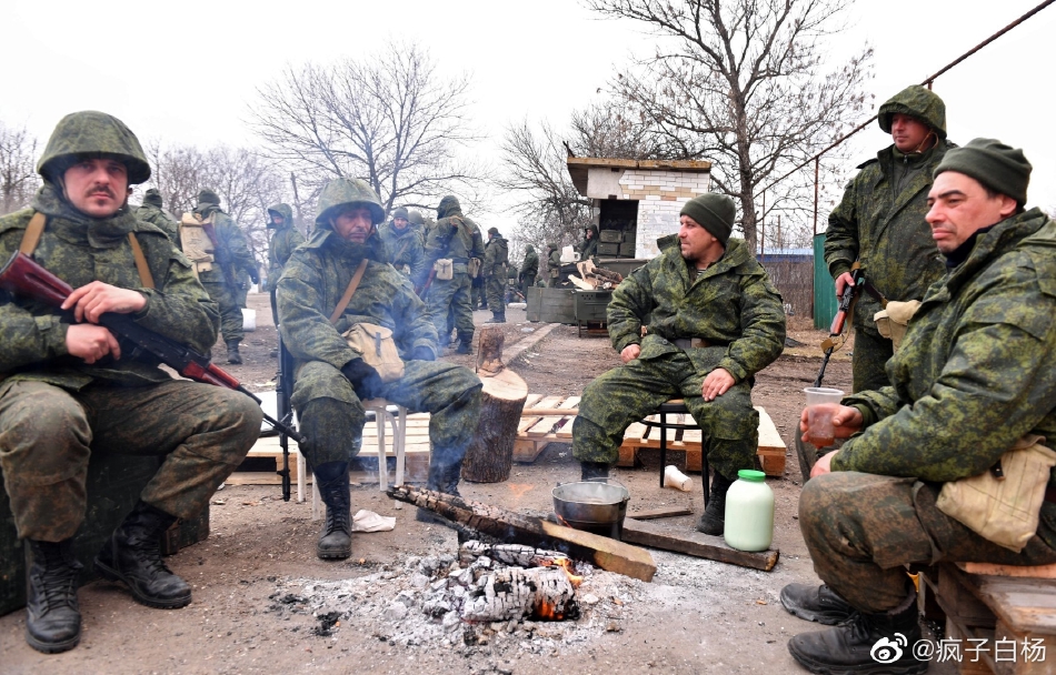 尼古拉耶夫卡市加入顿涅茨克武装部队的人员烤火驱寒