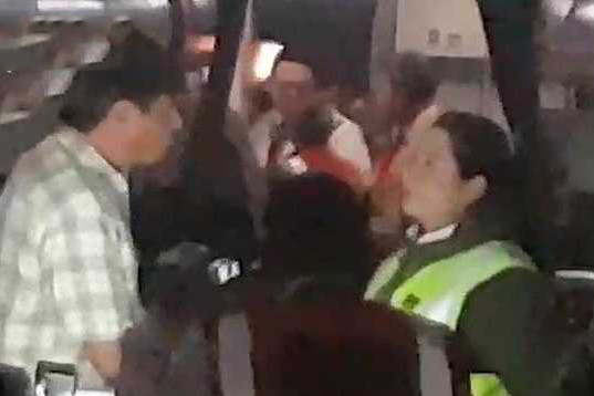 男子称机舱太热威胁开应急舱门飞机返航