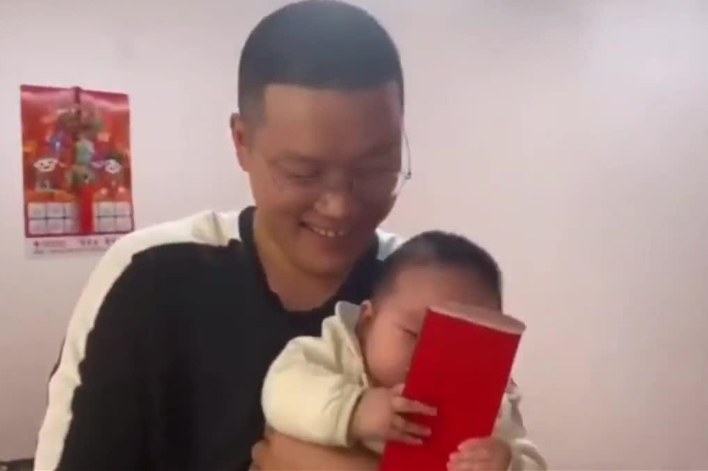 最小“财迷”！女婴被拿走红包瞬间大哭