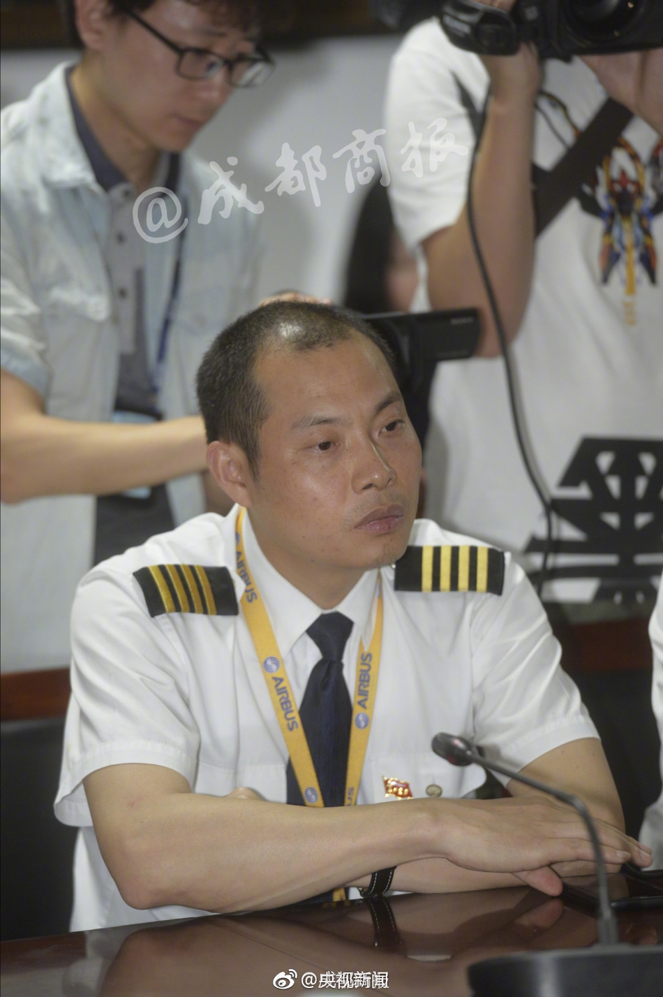 致敬! 他们就是川航3u8633机组人员