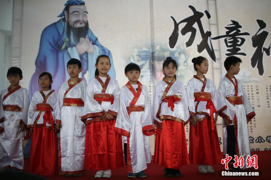南京小学生着汉服举行成童礼"感恩立志"