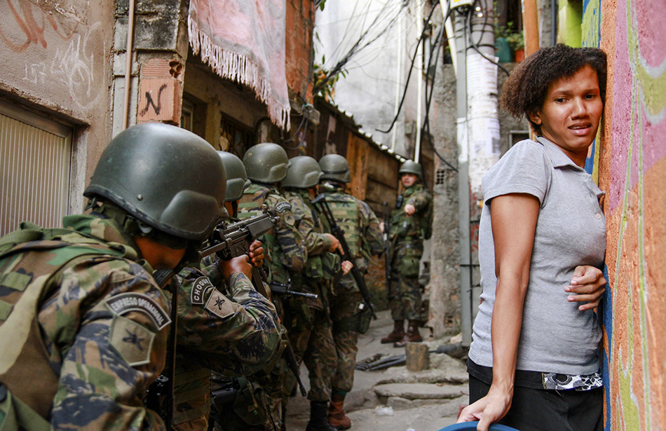 巴西最大贫民窟黑帮火拼多日 军方出动平息_高清图集_新浪网