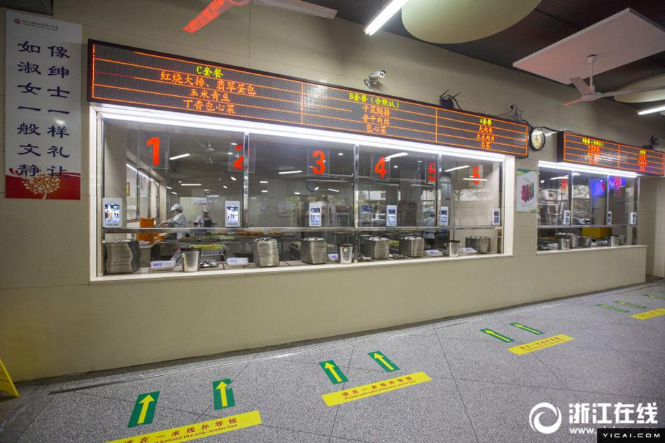 图为每个窗口前都有一台"刷脸"机器.