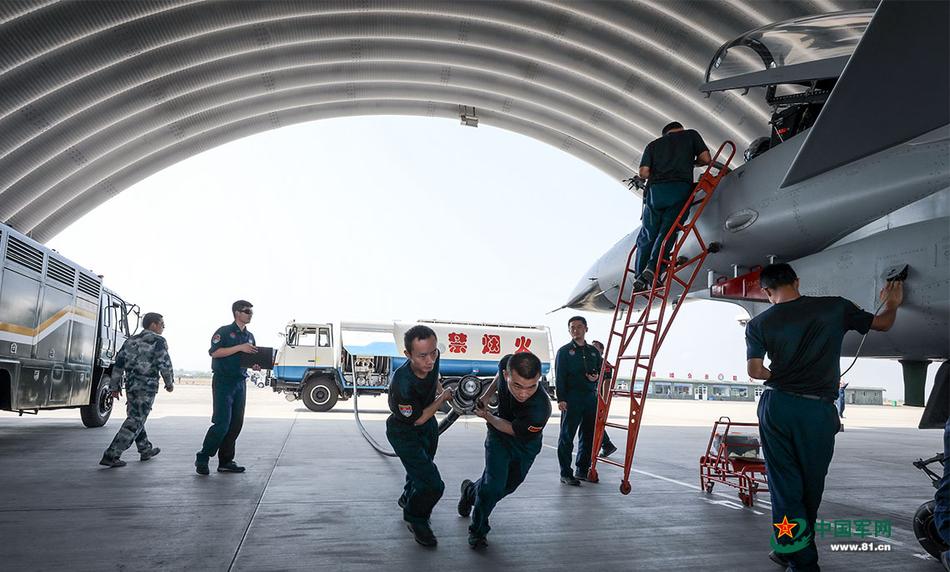 毫厘不差:近观中国战机空中加油全过程