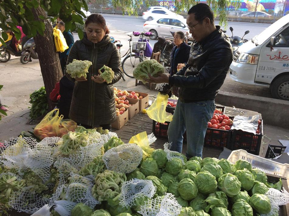 平价菜摊比市场价低20% 每日上千回头客光顾年入百万