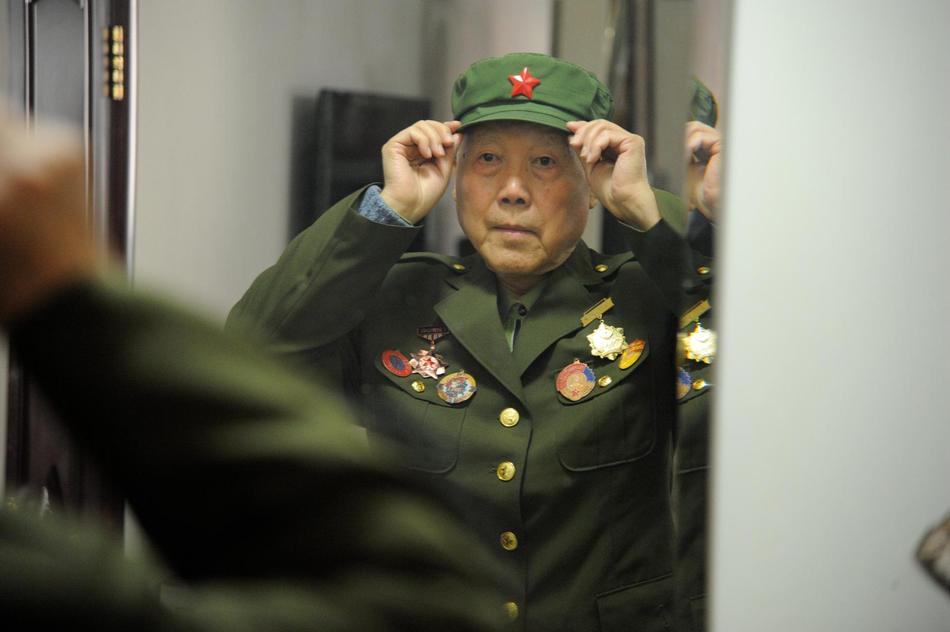 每次出门,刘兴华会在军绿色的小挎包里装上一个红色夹子,里面夹着十几